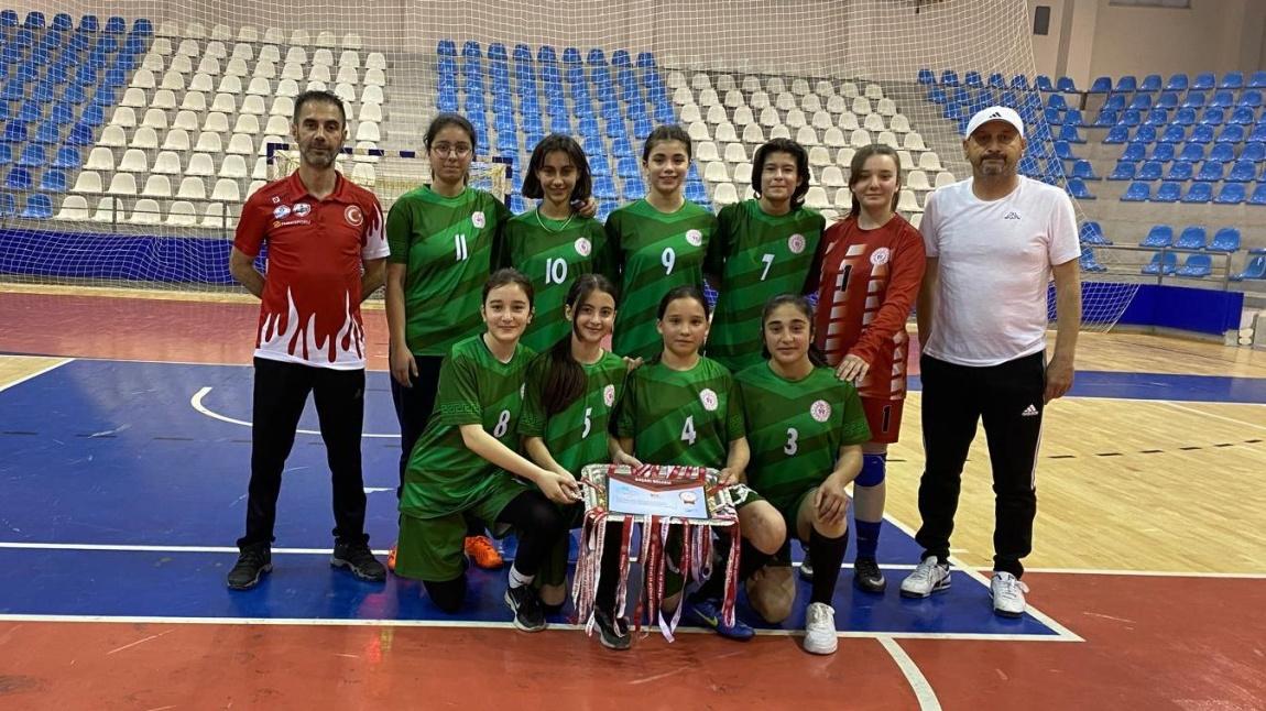 Kız Futsal Takımımız Giresun Şampiyonunu 6-0 Yenerek Adını Yarı Finallere Yazdırdı